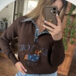 Sweterek z haftem Dachshund New York – biała edycja