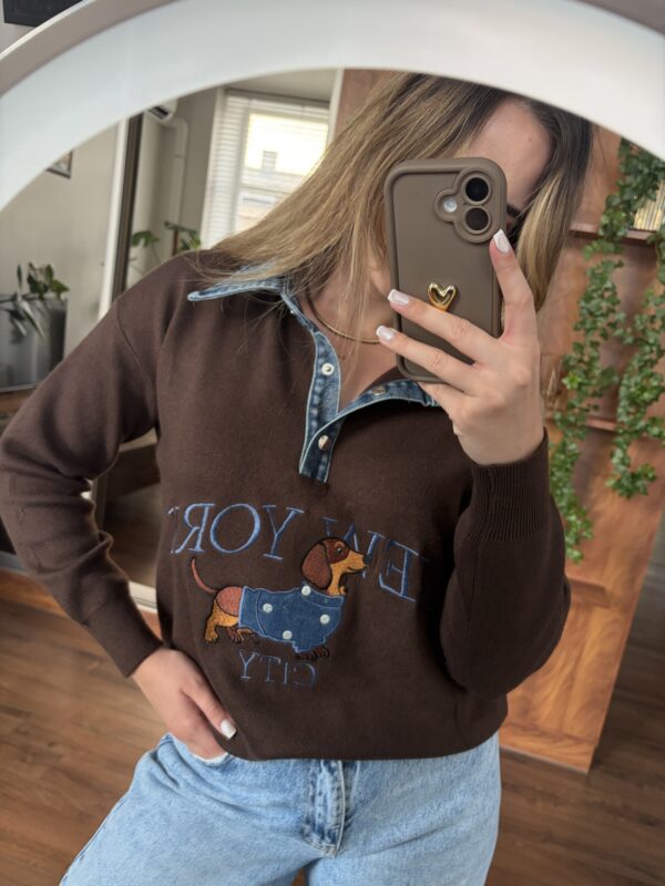 Sweterek z haftem Dachshund New York – biała edycja
