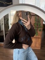 Sweterek z haftem Dachshund New York – biała edycja - obrazek 4