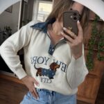 Sweterek z haftem Dachshund New York i kołnierzykiem denim
