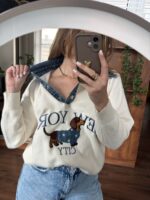 Sweterek z haftem Dachshund New York i kołnierzykiem denim - obrazek 2