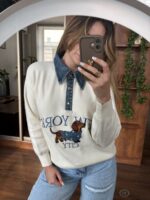 Sweterek z haftem Dachshund New York i kołnierzykiem denim - obrazek 3