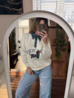 Sweterek z haftem Dachshund New York i kołnierzykiem denim - obrazek 4